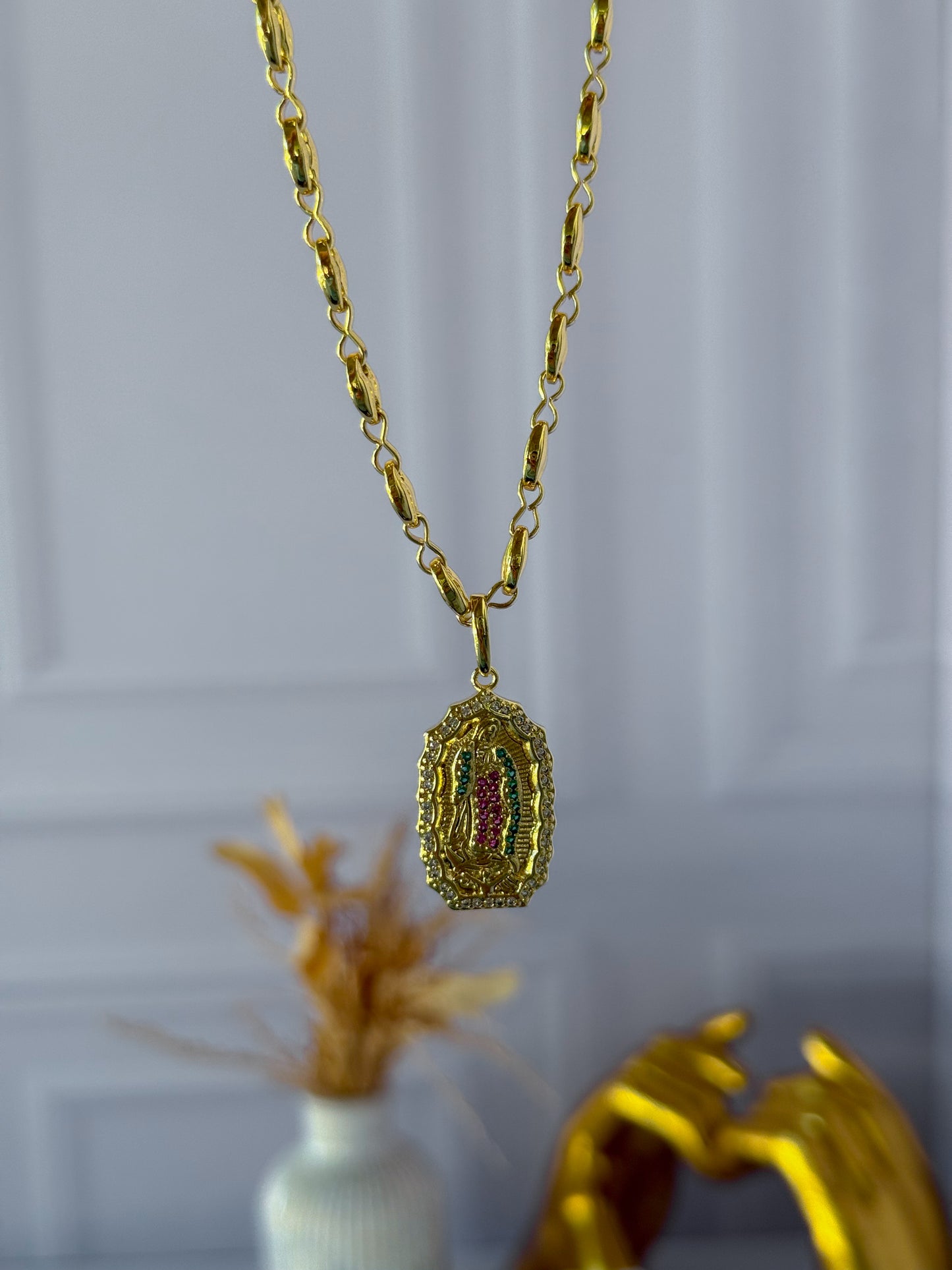 Cadena virgencita de colores Gucci