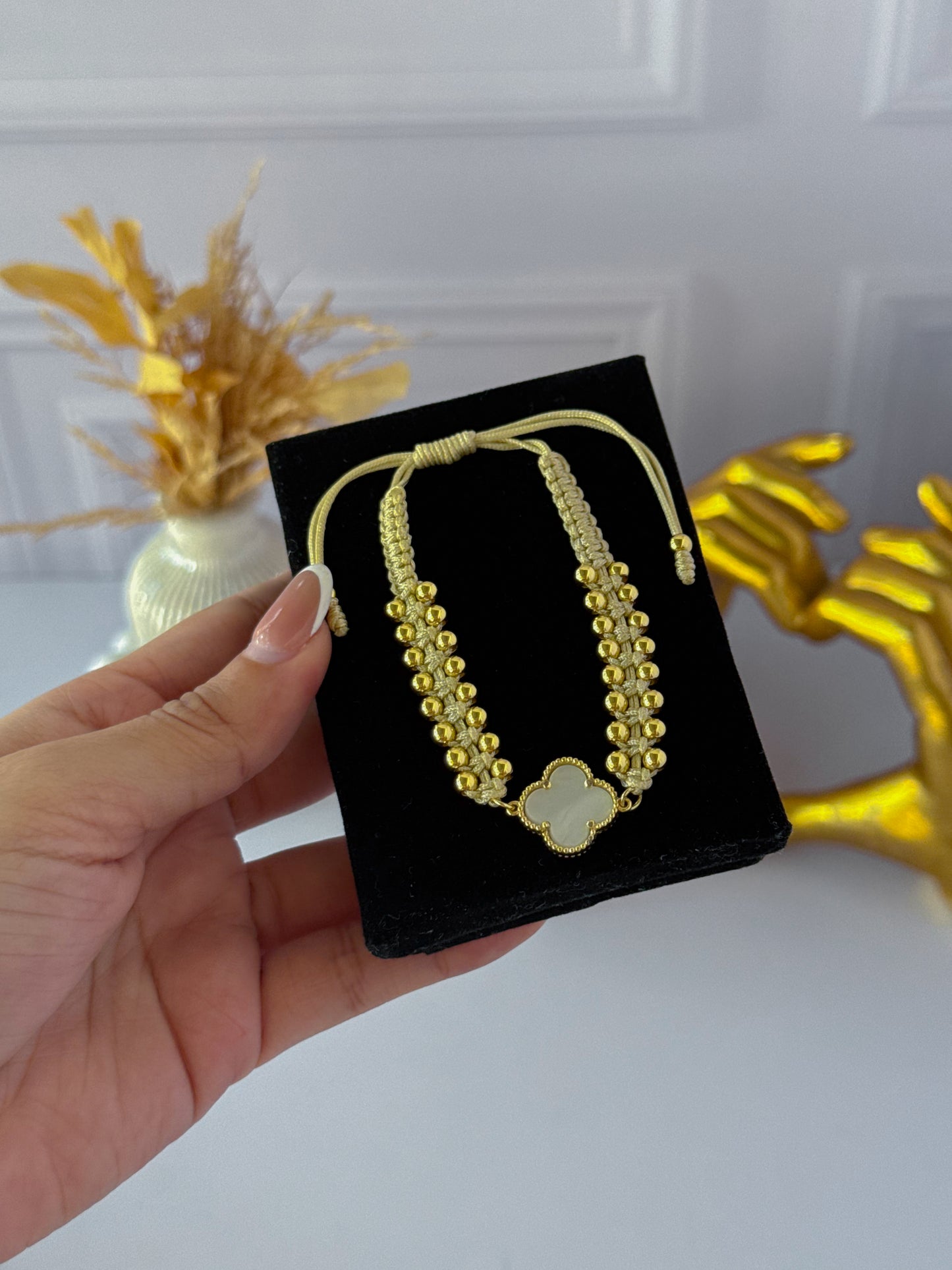 Pulsera trébol blanco tejido
