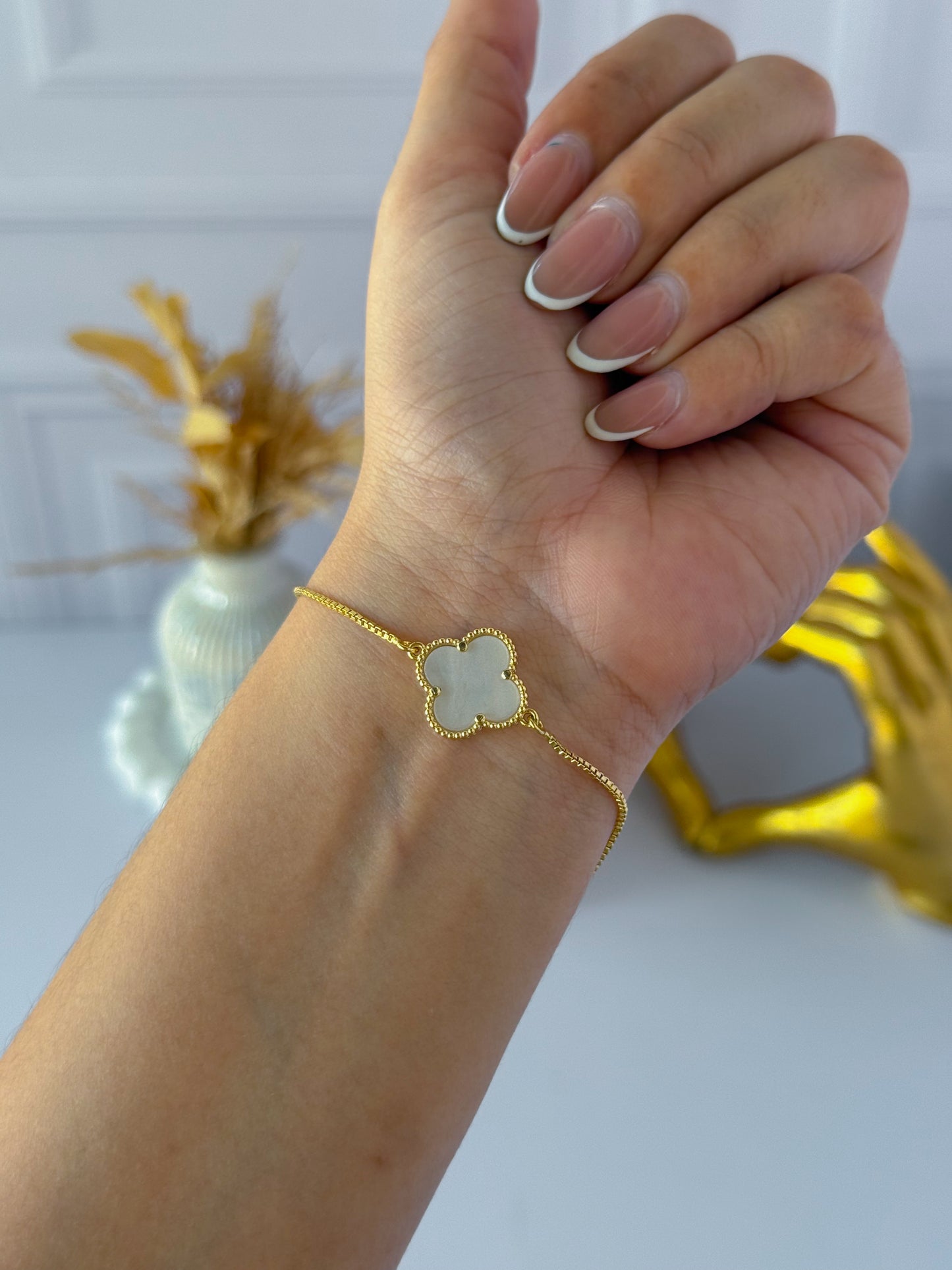 Pulsera trébol blanco sencilla