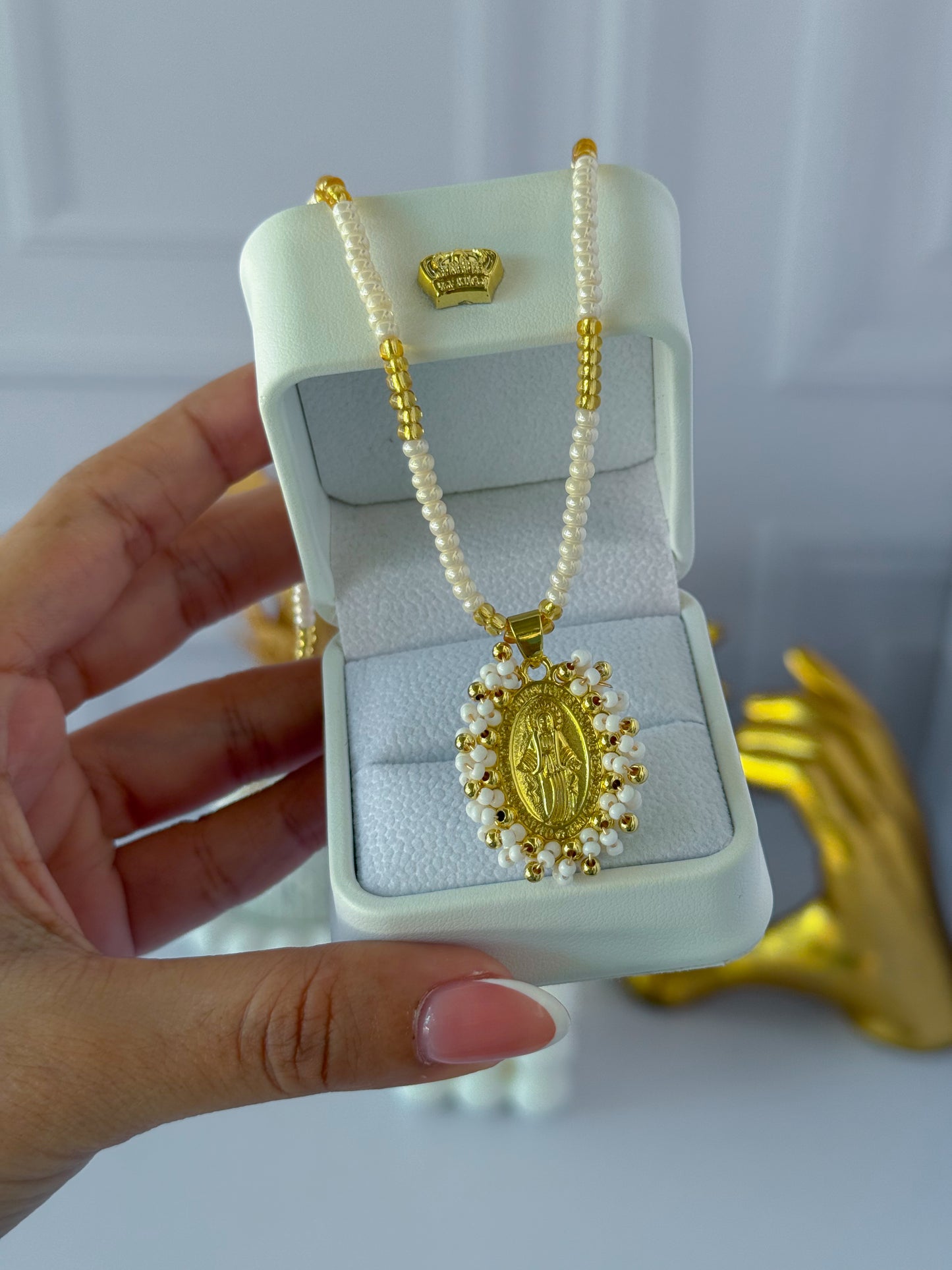 Cadena virgencita en mostacilla