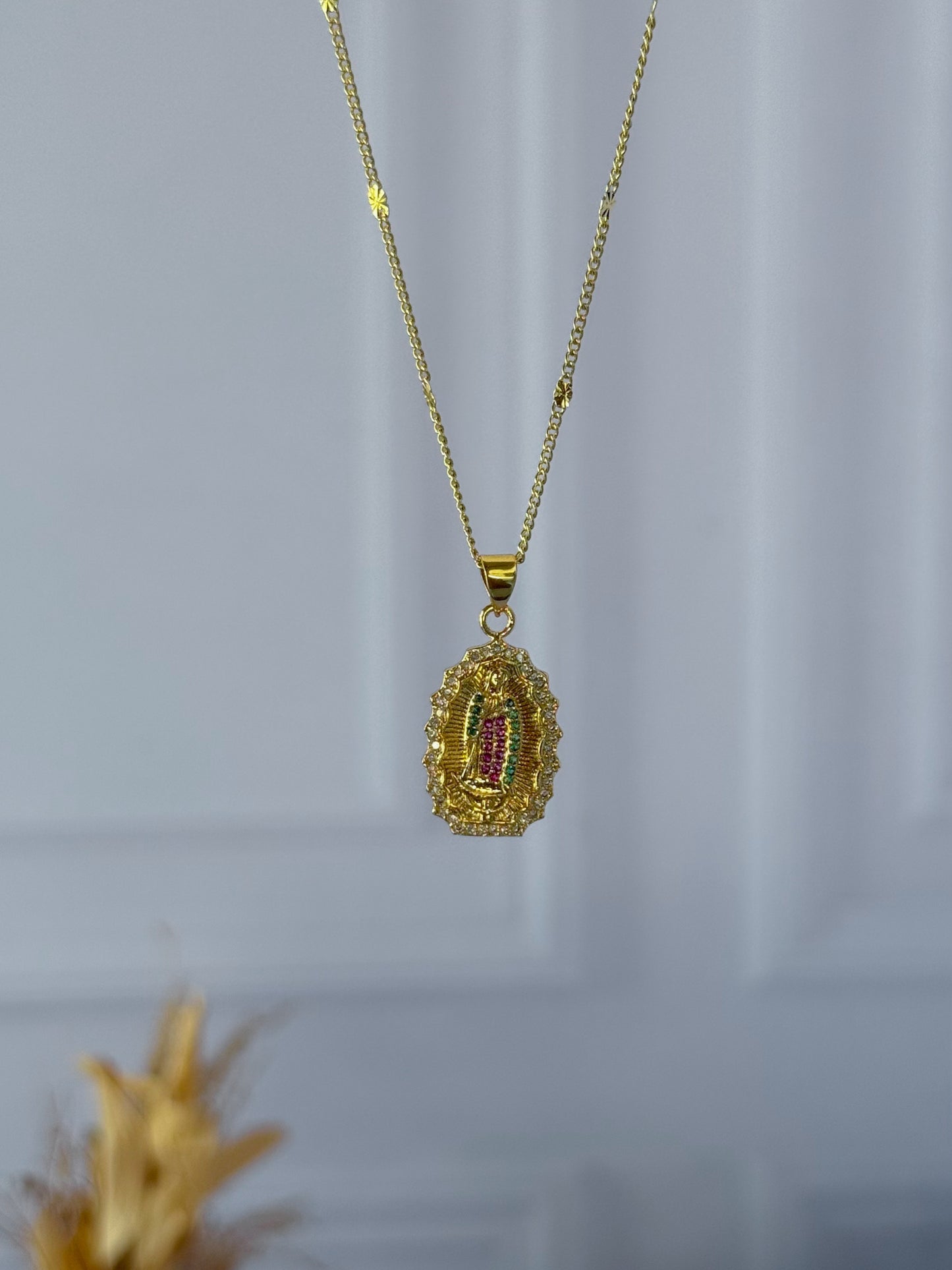 Cadena virgencita de colores