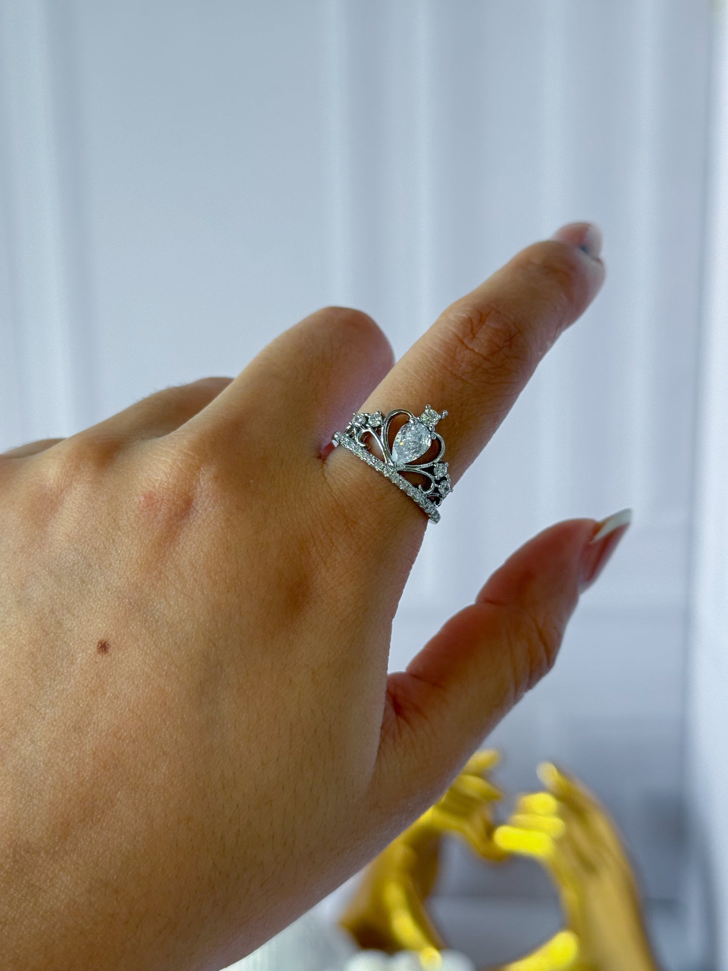 Anillo plateado corona