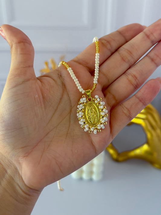 Cadena virgencita en mostacilla