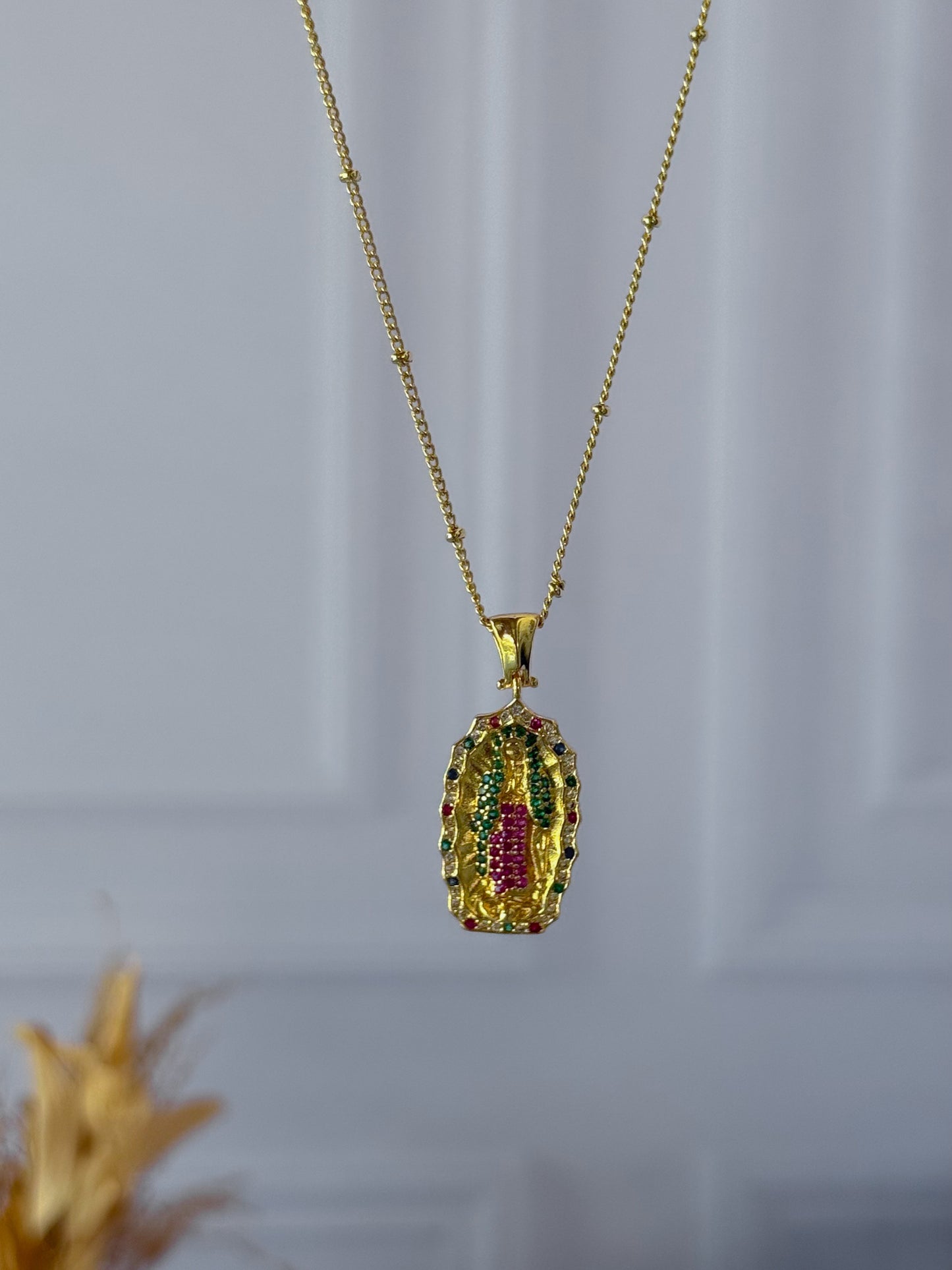 Cadena virgencita de colores nueva