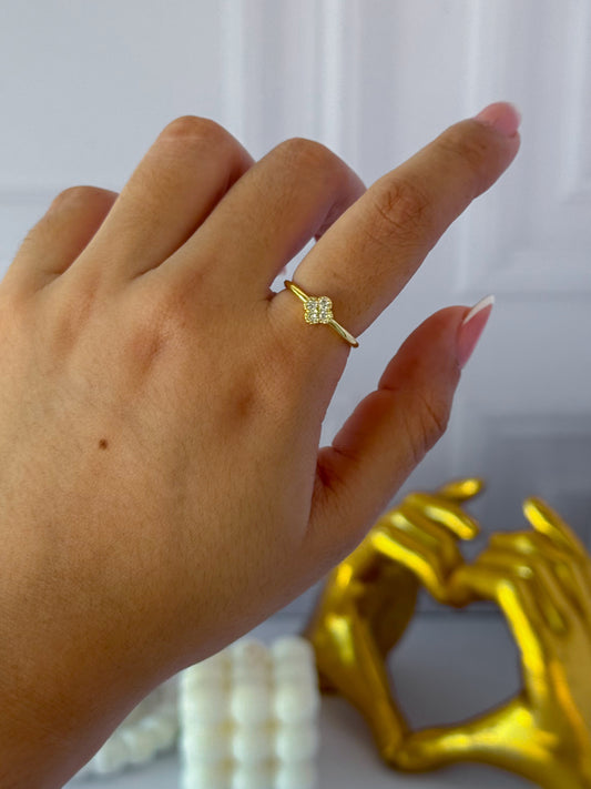 Anillo trébol blanco sencillo