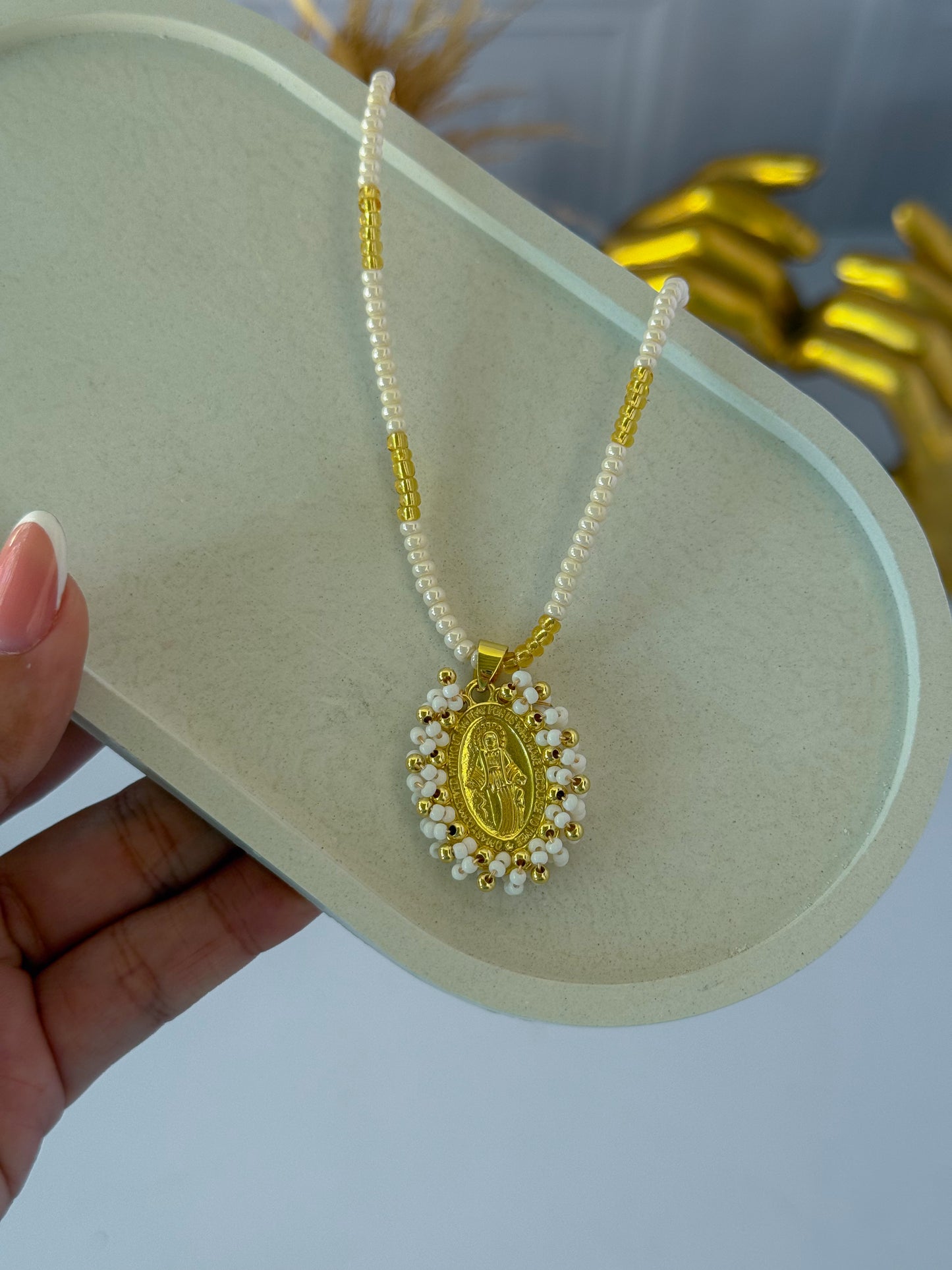 Cadena virgencita en mostacilla