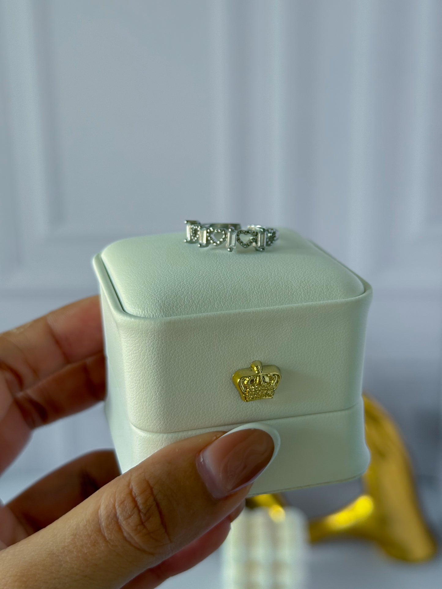 Anillo plateado corazón piedras