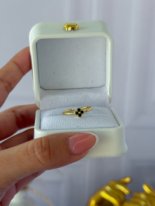Anillo trébol negro sencillo