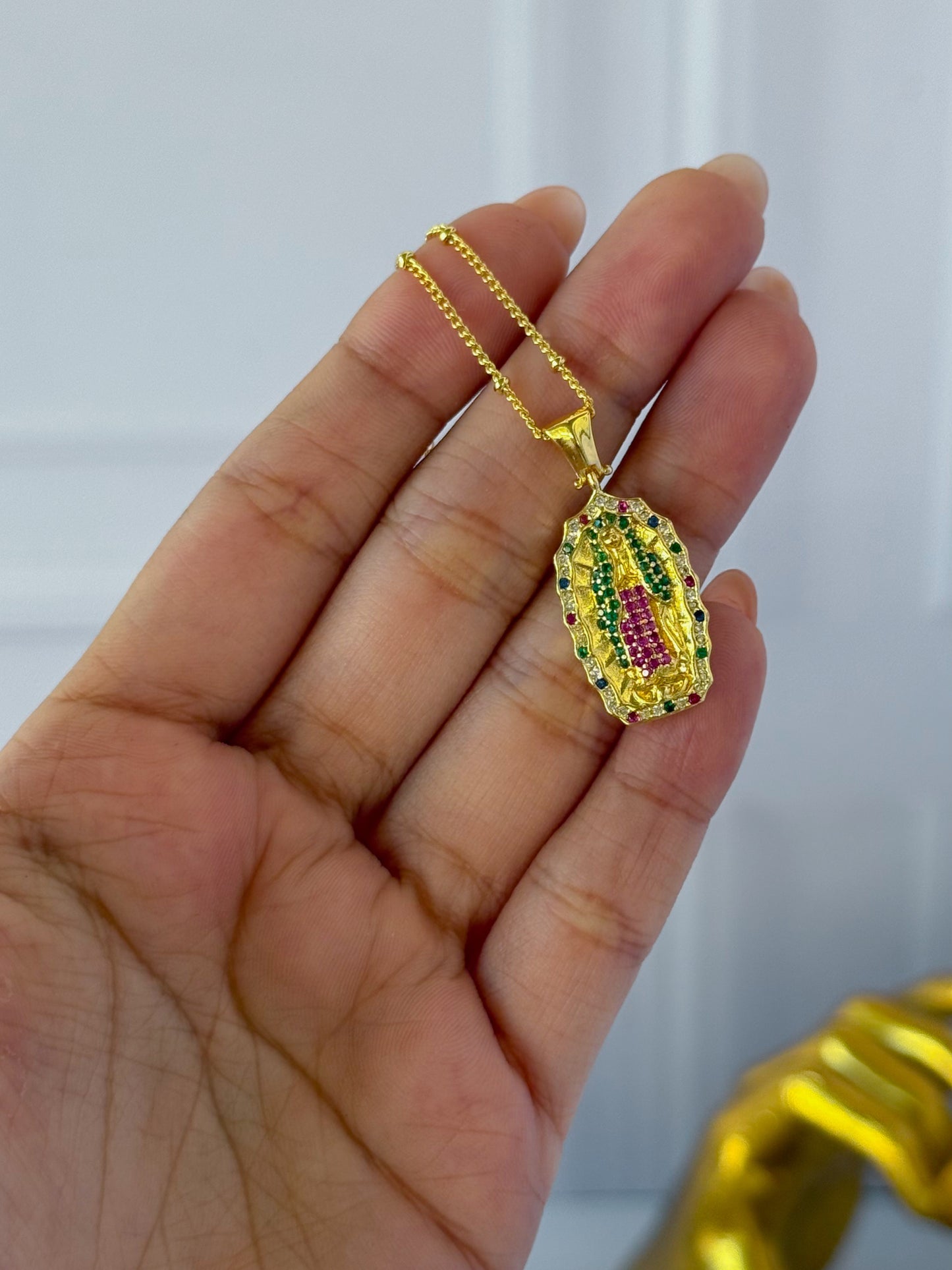 Cadena virgencita de colores nueva