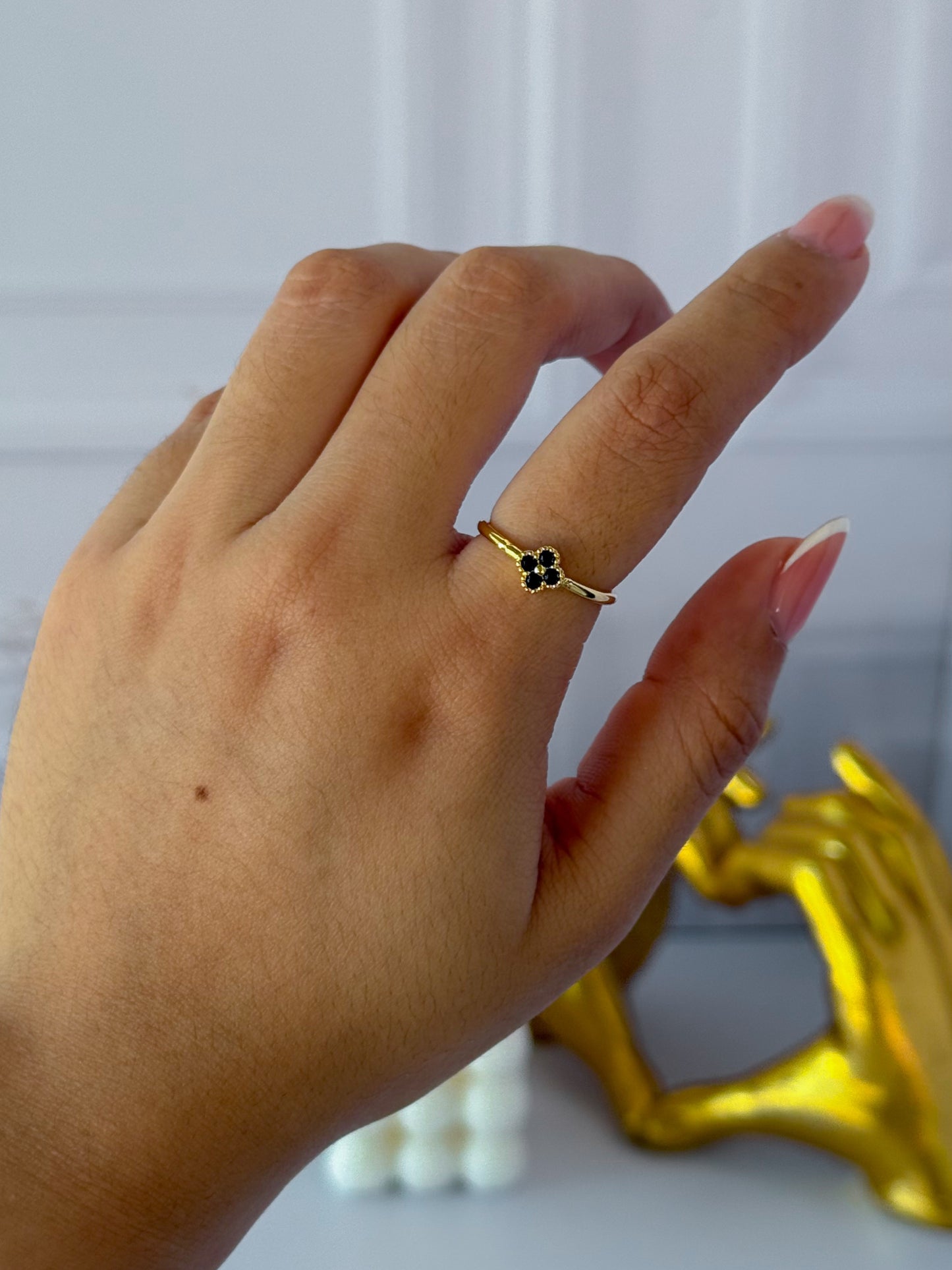 Anillo trébol negro sencillo