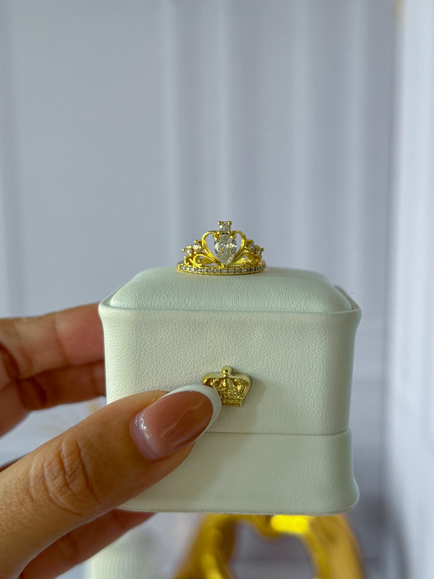 Anillo corona dorado
