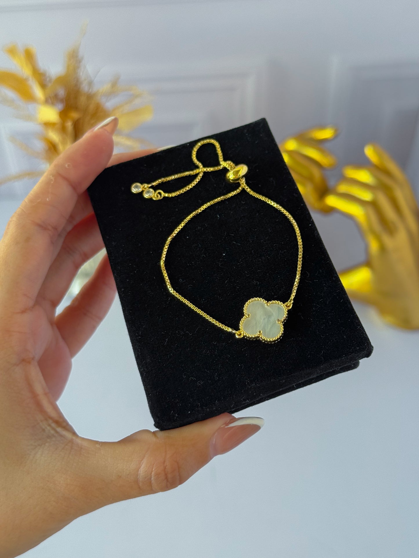 Pulsera trébol blanco sencilla