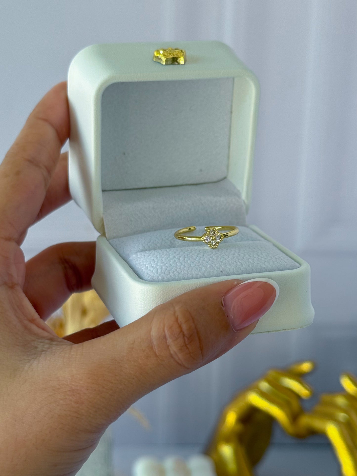 Anillo trébol blanco sencillo