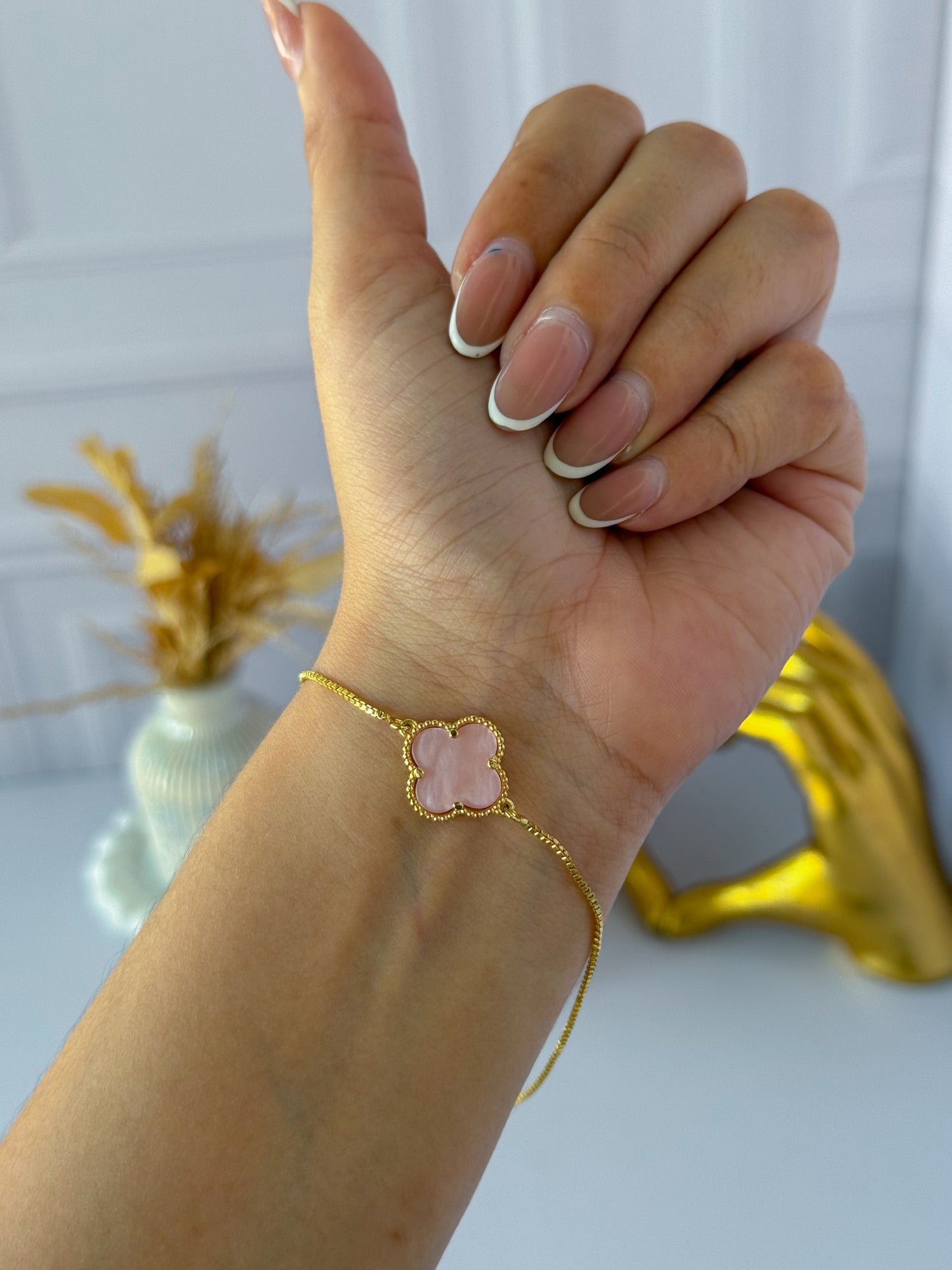 Pulsera trébol rosada sencilla