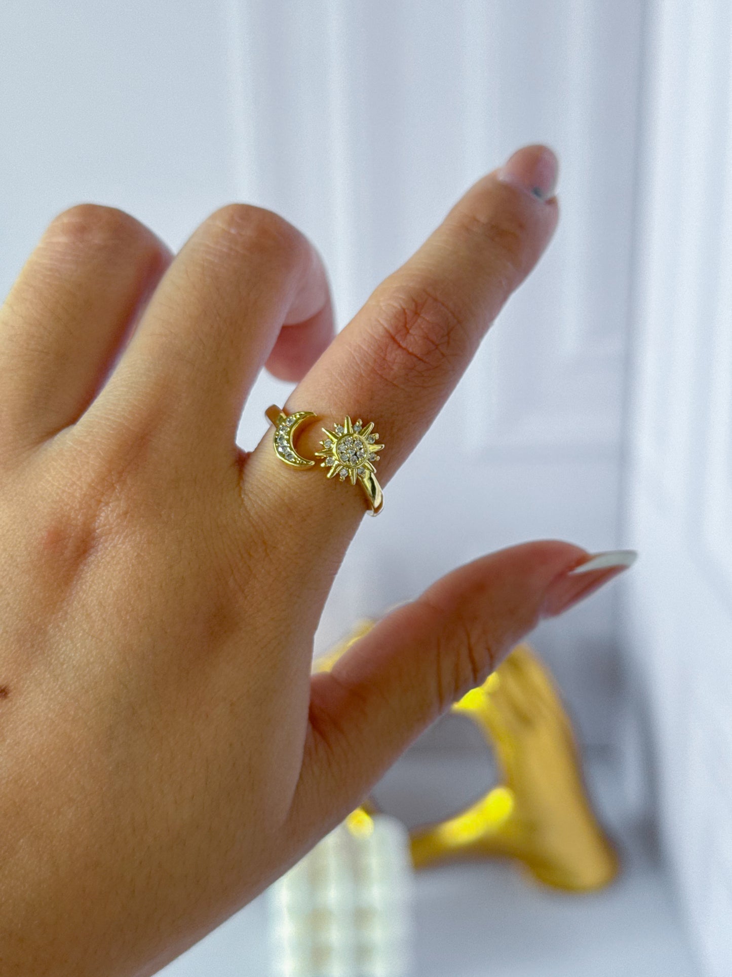 Anillo sol y luna dorado