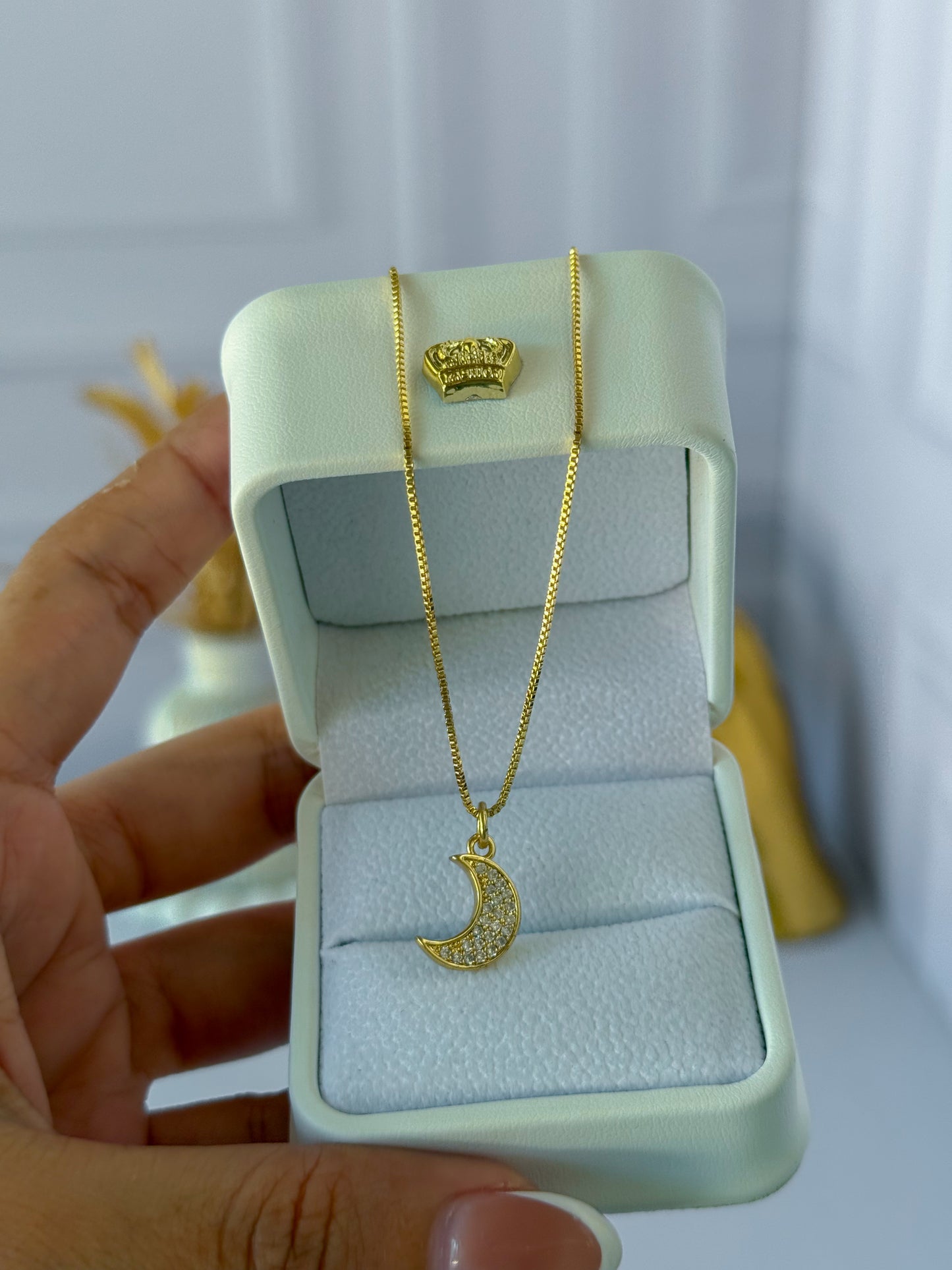 Cadena lunita pequeña perlada