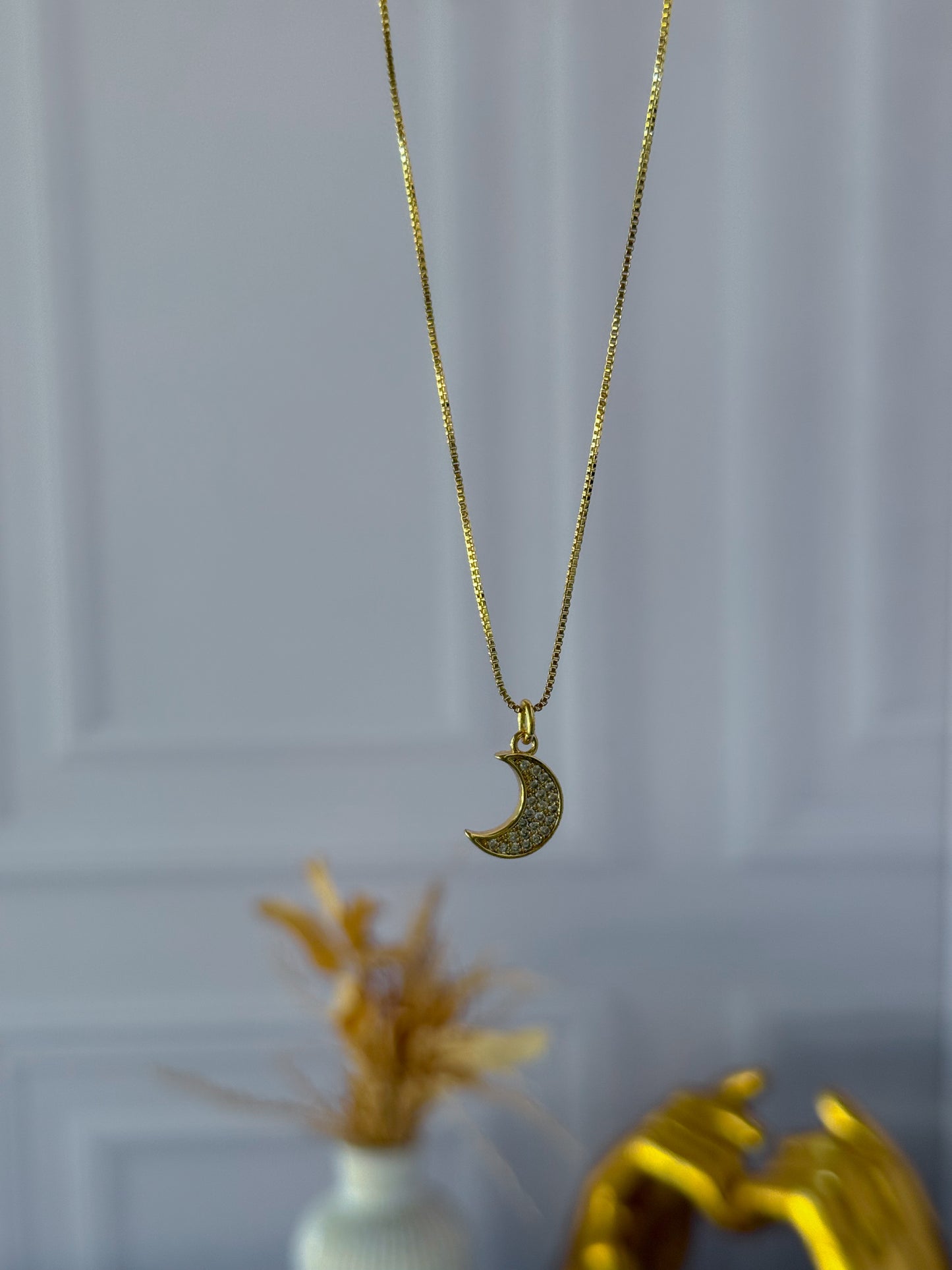 Cadena lunita pequeña perlada