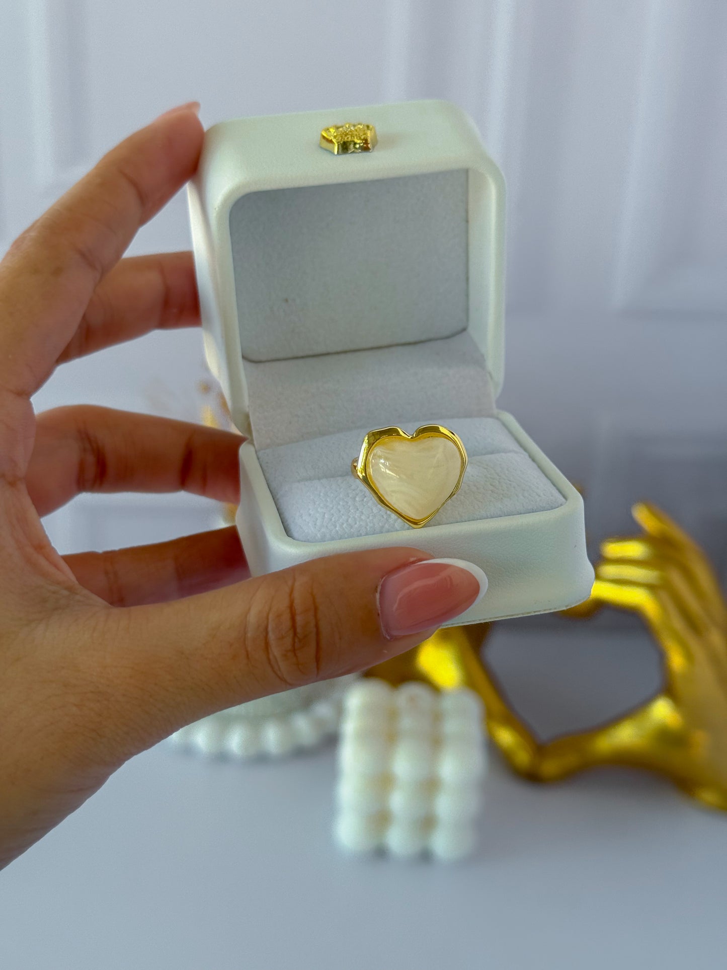 Anillo corazón nacarado