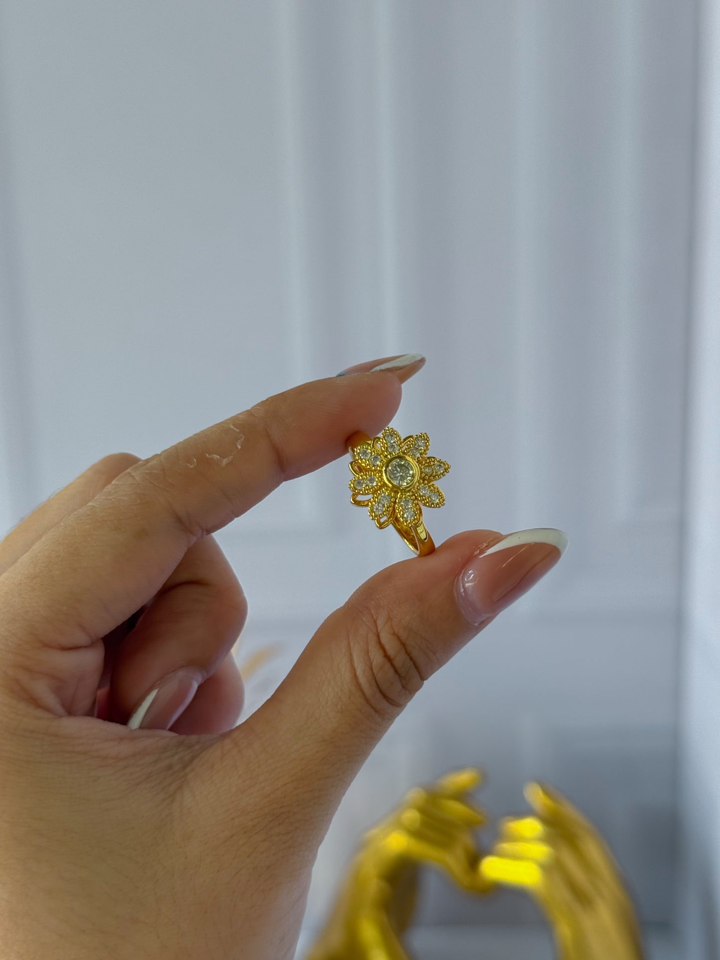 Anillo flor giratoria dorada