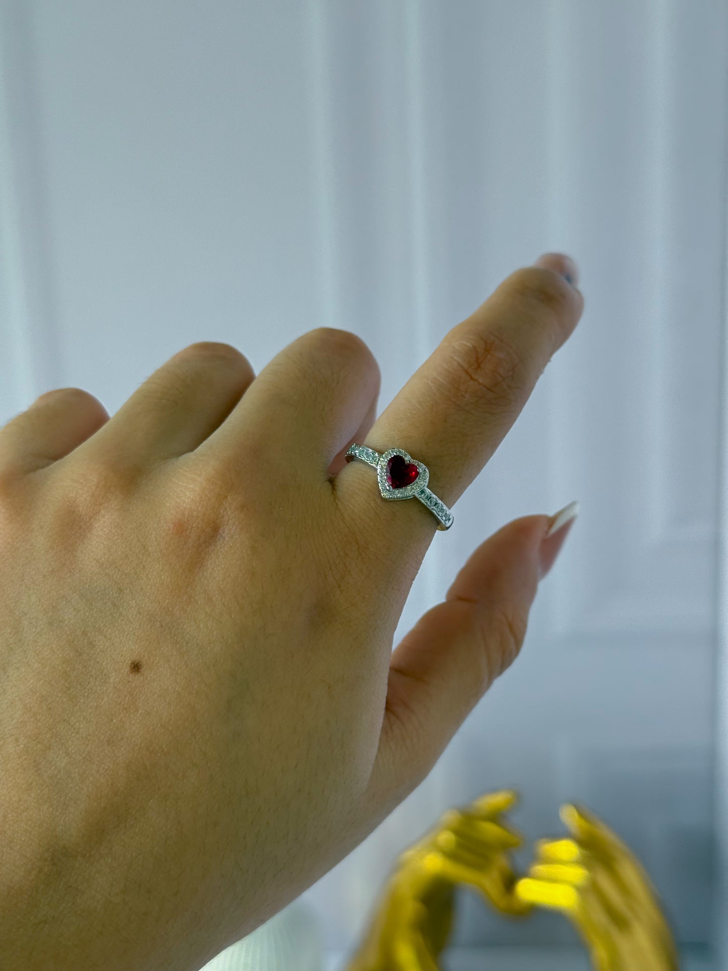 Anillo plateado corazón rojo