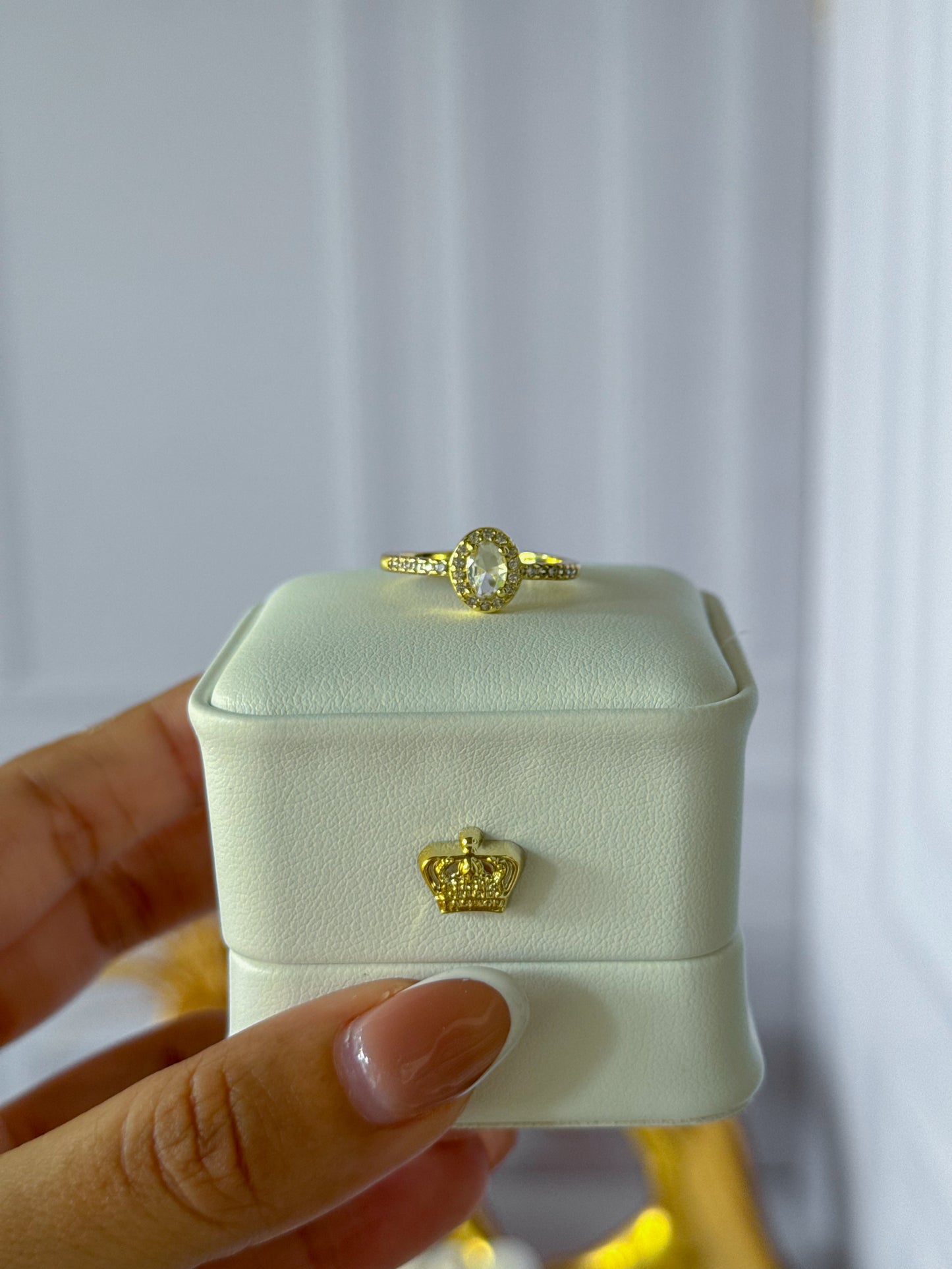 Anillo ovalado dorado