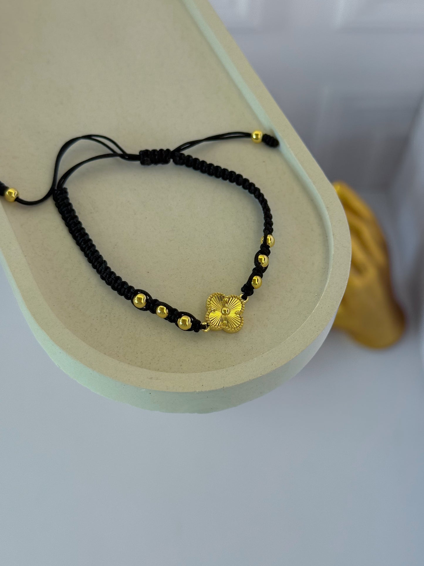 Pulsera trébol tejida negro