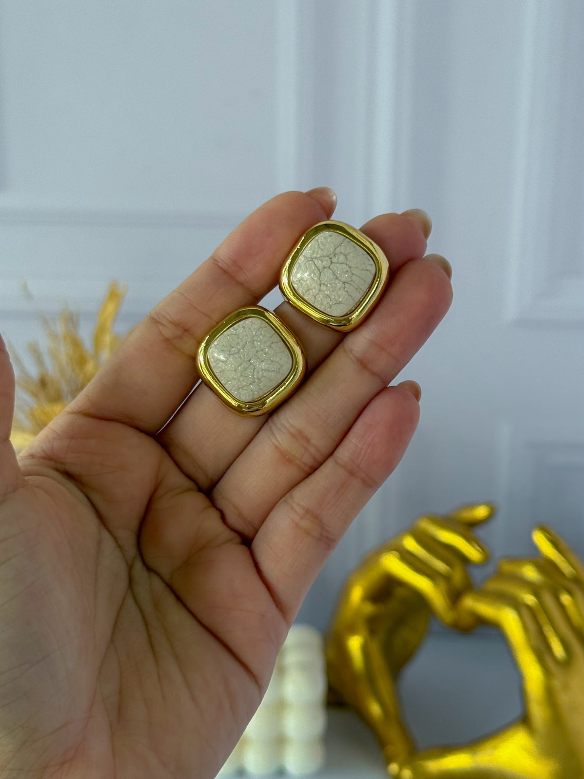 Aretes cuadrados beige