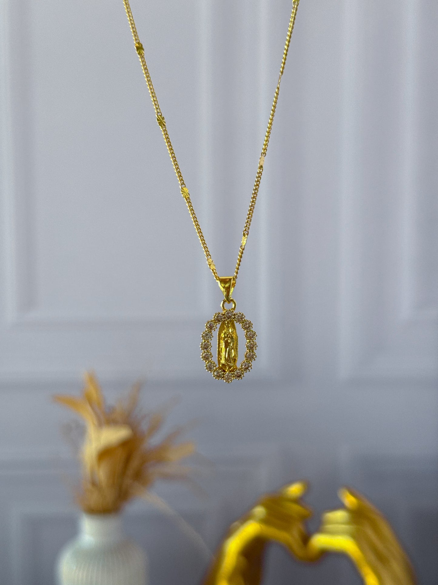 Cadena virgencita perlada