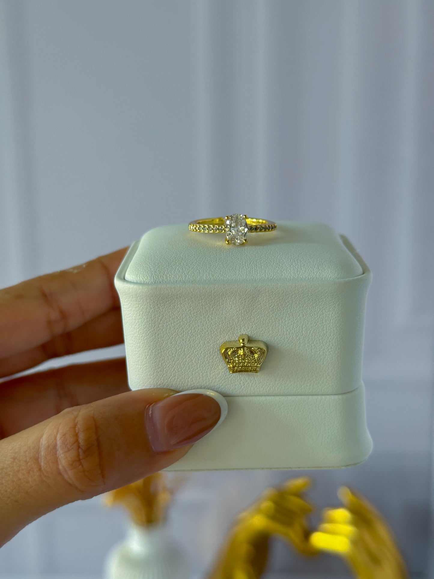 Anillo ovalado dorado