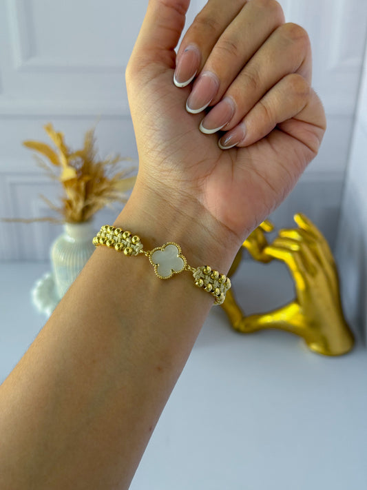 Pulsera trébol blanco tejido