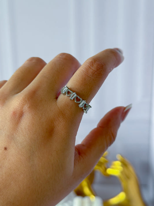 Anillo plateado corazón piedras