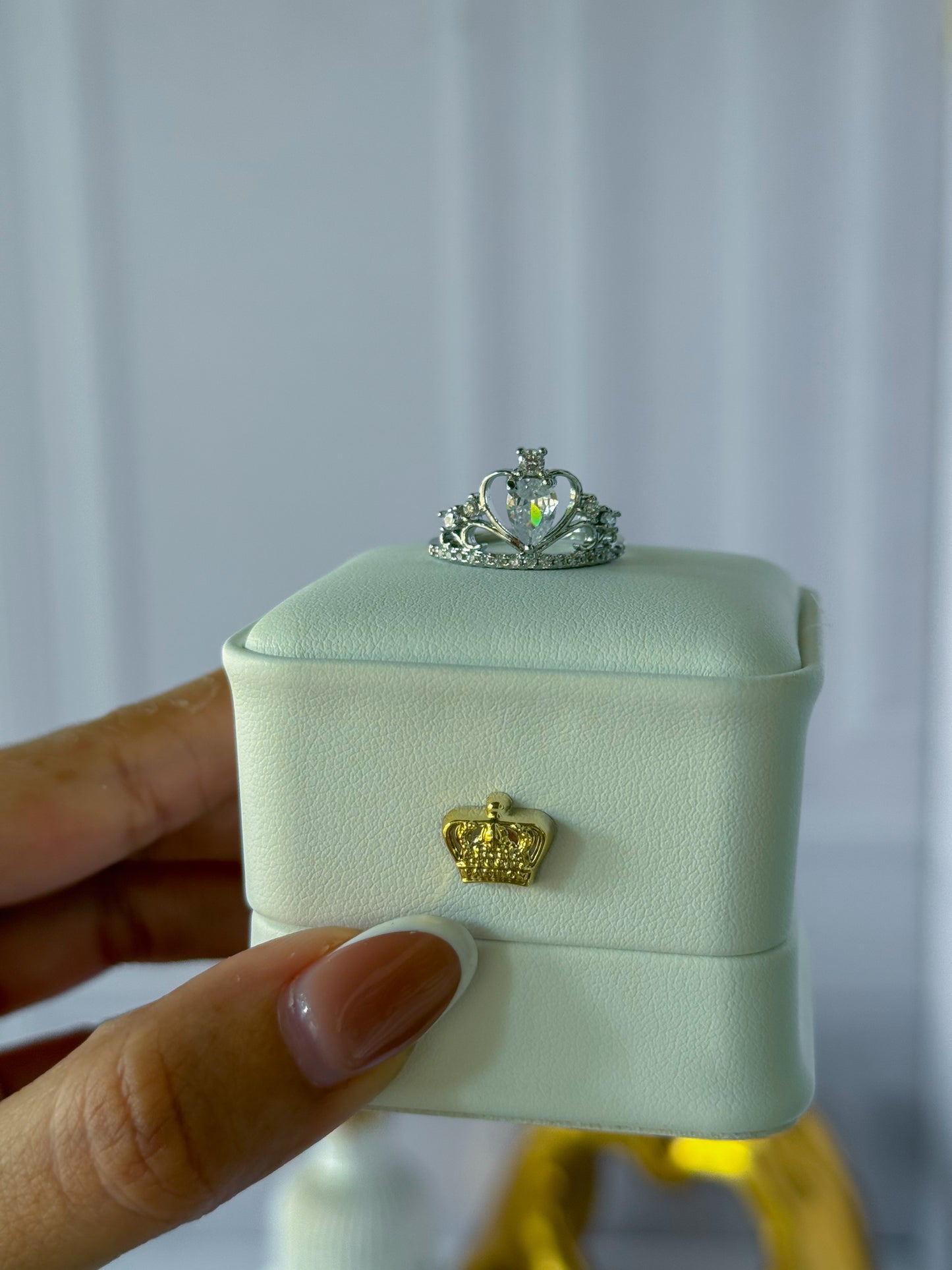 Anillo plateado corona