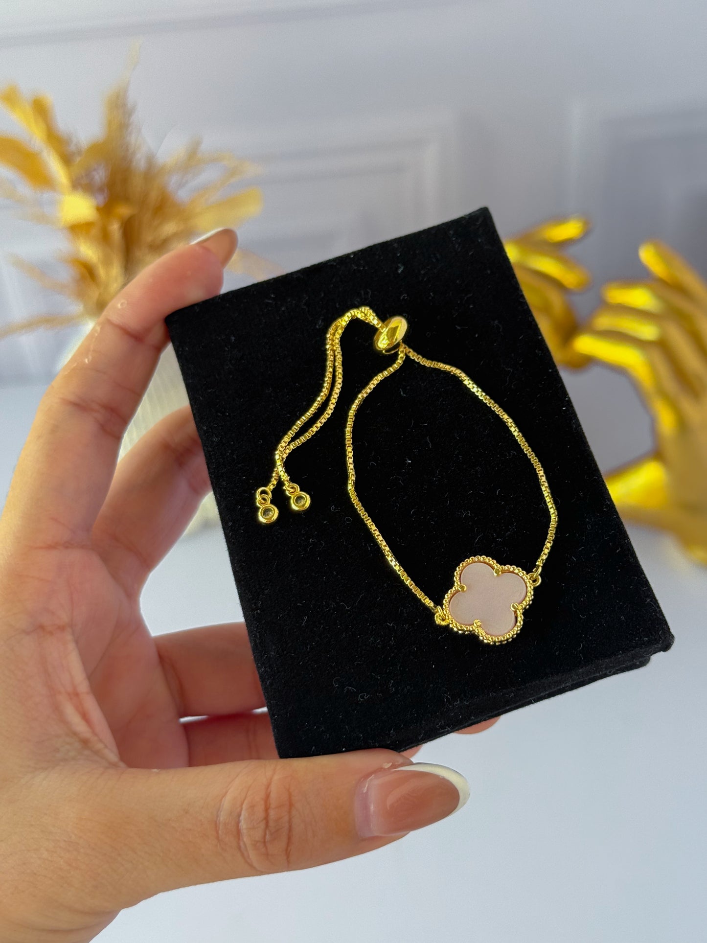 Pulsera trébol rosada sencilla