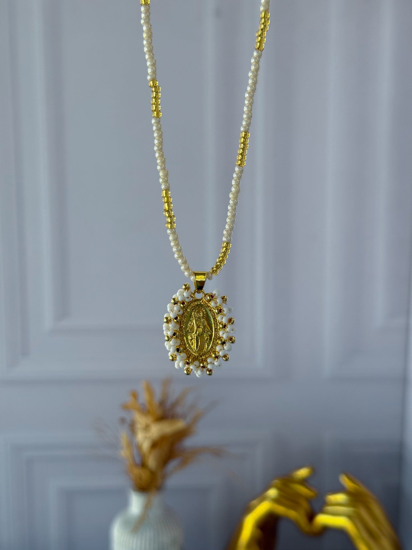 Cadena virgencita en mostacilla